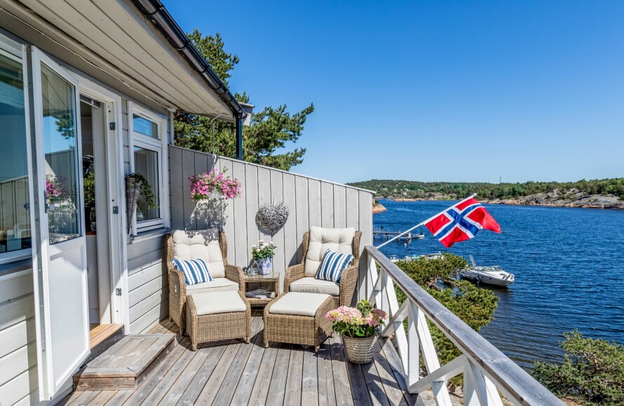 LUNT I LEVEGGEN: Stolene rett utenfor kjøkkendøra er kjøpt på Skeidar.