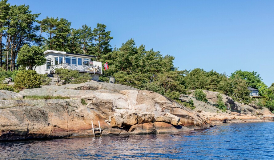 FOR BADEENGLER: En liten badestige ligger praktisk til for den som har lyst å bade fra svaberget foran hytta.