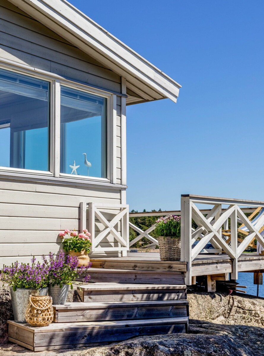 FIN ADKOMST: Fra svaberget har de bygget trapp opp til terrassen.