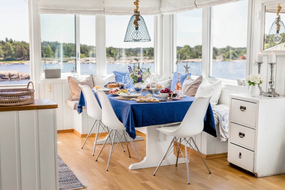 SJØUTSIKT: Utsikten fra det åpne kjøkkenet er nydelig. Stolene er fra Bohus, mens lampen er kjøpt på Dorothea.