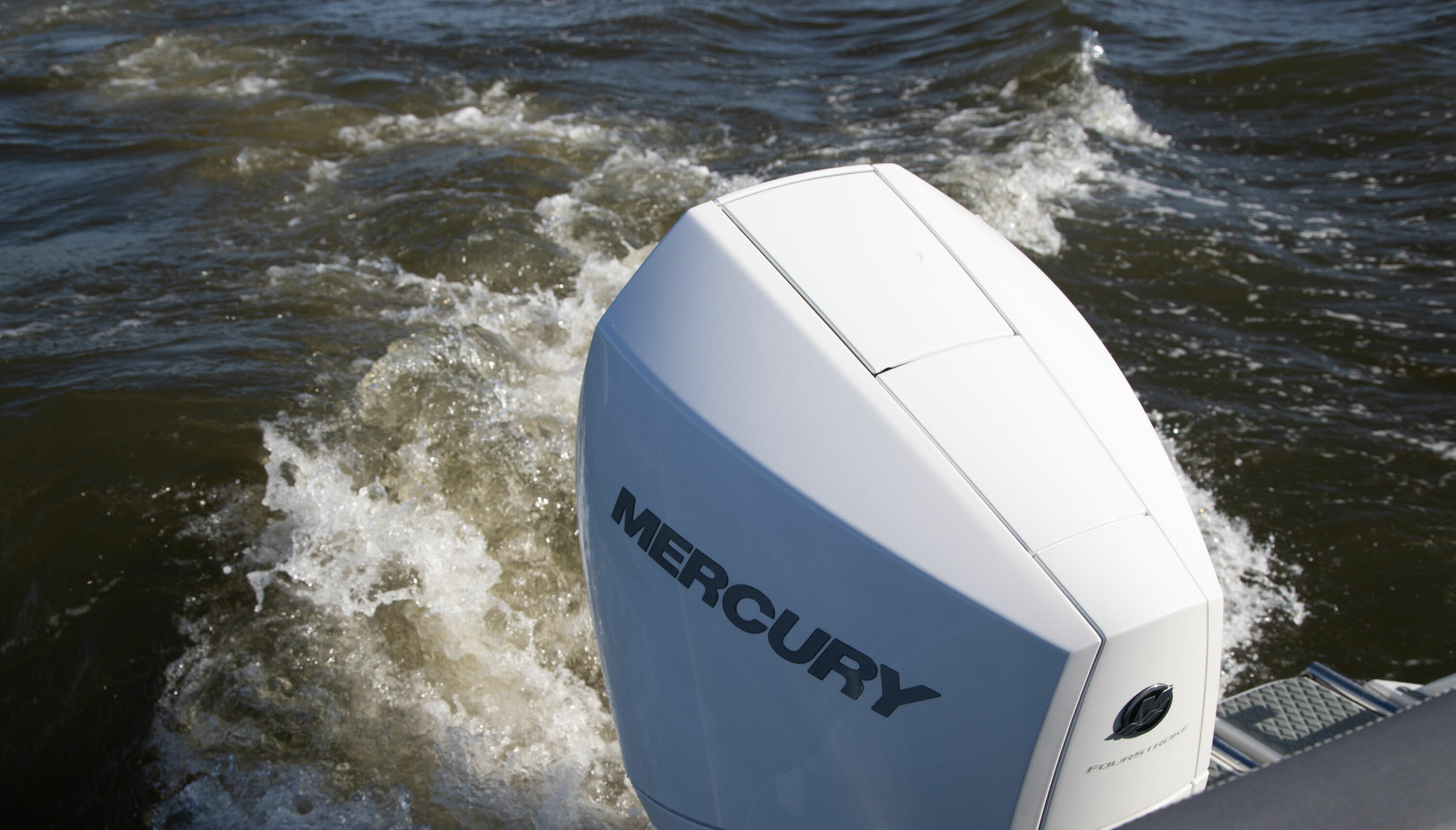 IKKE BARE RASK: Den nye V6-motoren fra Mercury gir også langt finere lydbilde.