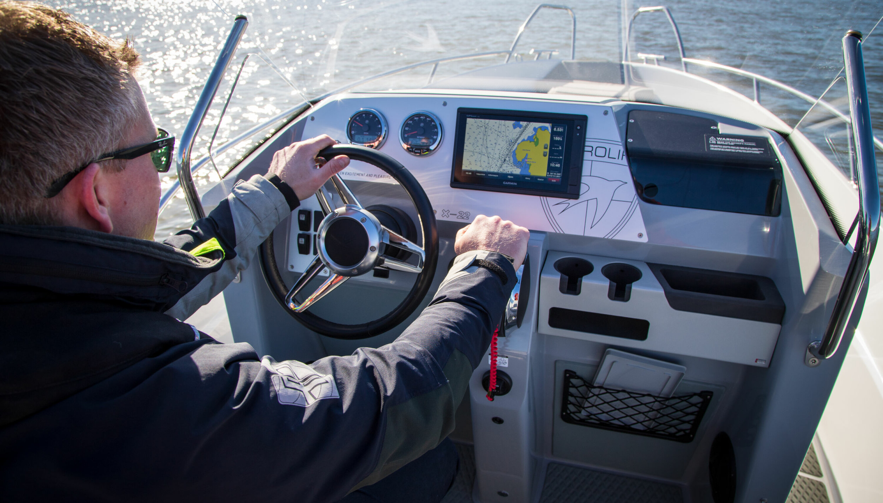 KOMMANDOPLASS: Du sitter tett på ratt og gass, kartplotteren er fint plassert. Da er det enklere å holde kontroll når det går unna.