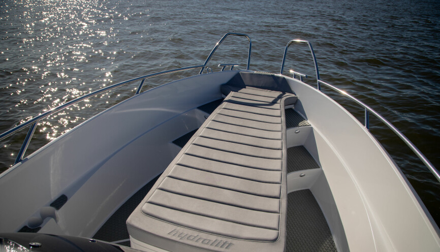 SMART: I rommet under sittebenken forut finner du alt som skal til for å lage heldekkende solseng.