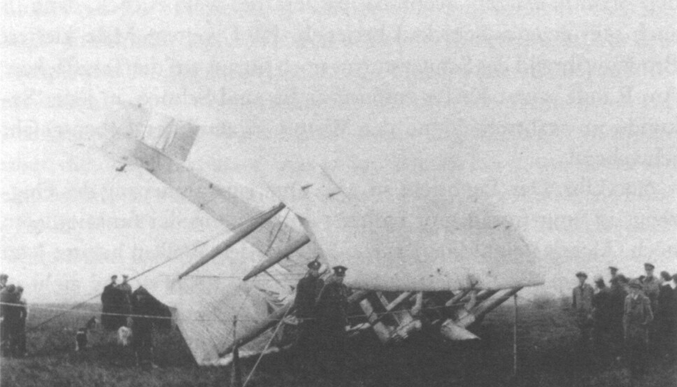 <b>KRASJLANDET:</b> Alcock og Brown overlevde den harde landingen. Flyet hadde vært ute for flere alvorlige hendelser før de etter drøyt 15 timer traff landjorda i Irland.