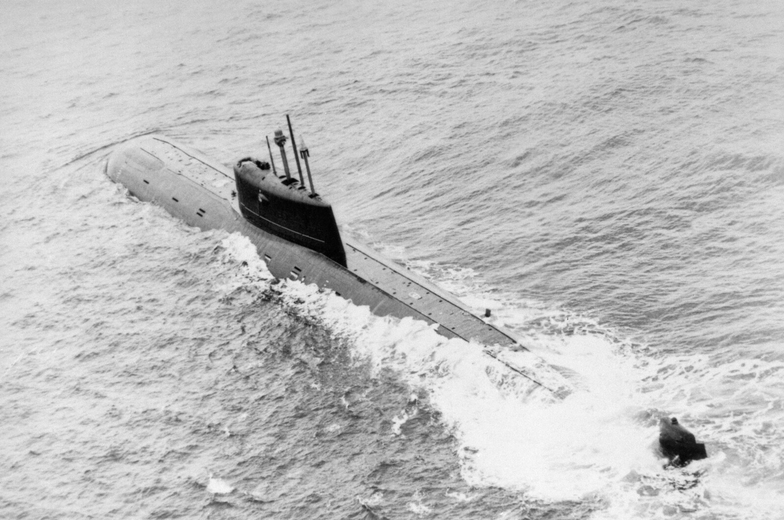 <b>FRYKTET VÅPEN:</b> «Komsomolets» var den første ubåt av Mike-klassen, utstyrt med atomvåpen og evne til å gå dypere enn noen annen ubåt. Så brøt det ut brann. Offiseren Georgij Skravun (innfelt) skulle vært om bord, men slapp unna i siste liten.