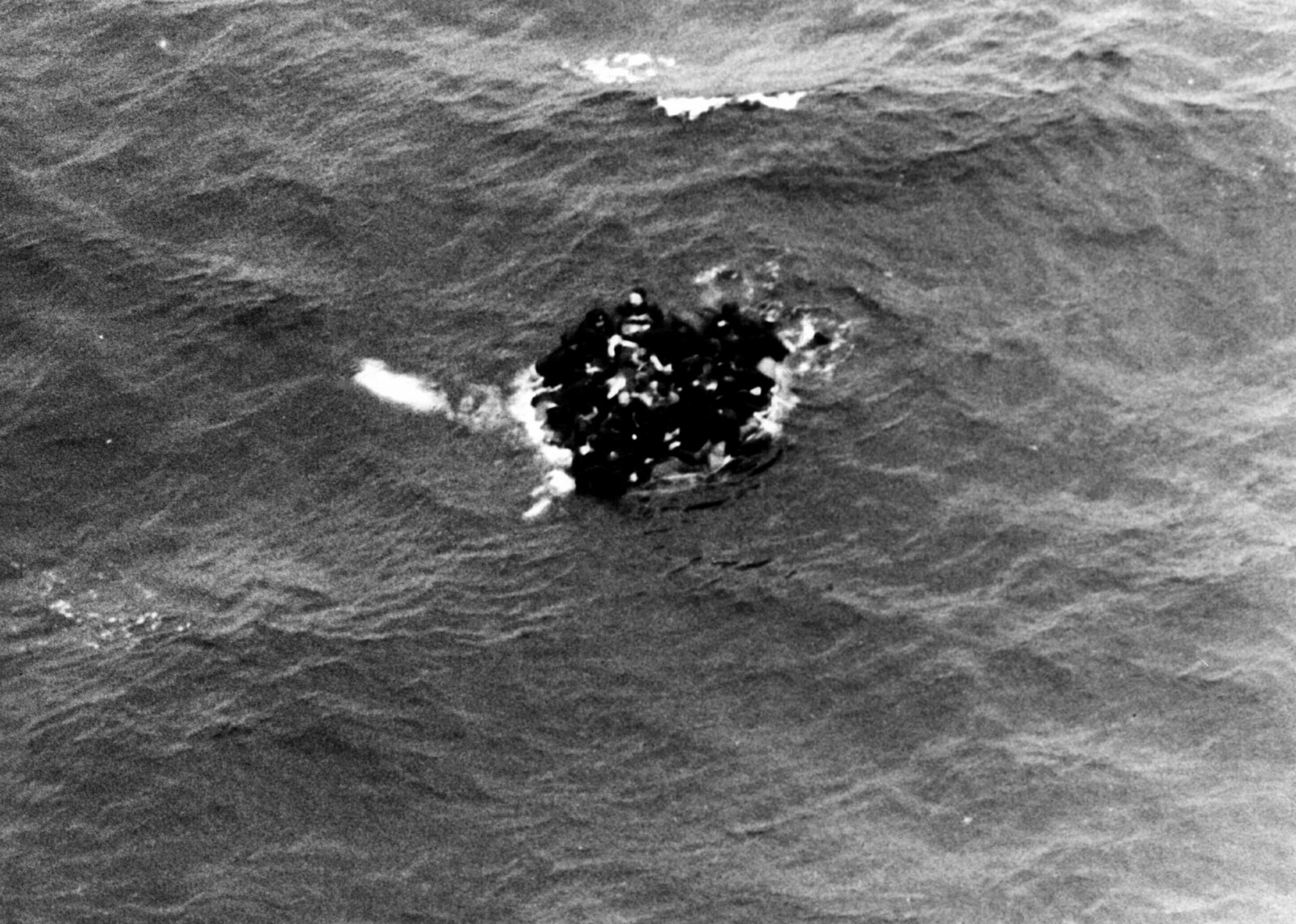 <b>KLAMRET SEG TIL LIVET:</b> Ubåtmannskapet fra den brennende Komosmolets klynget seg til en livbåt, fotografert av den norske kystvakten.