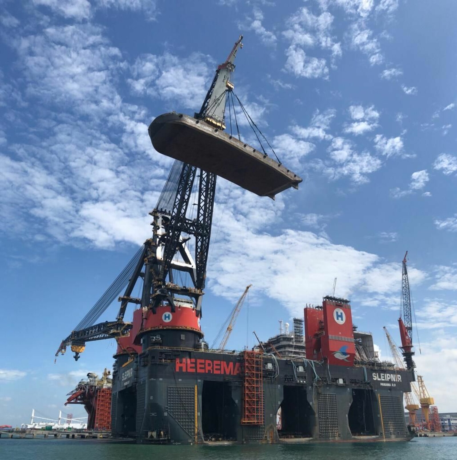 <b>GIGANT:</b> Sleipnir blir verdens største i sitt slag og ble bygget av Sembcorp Marine i Singapore. På bildet blir den ene kranen testet. 