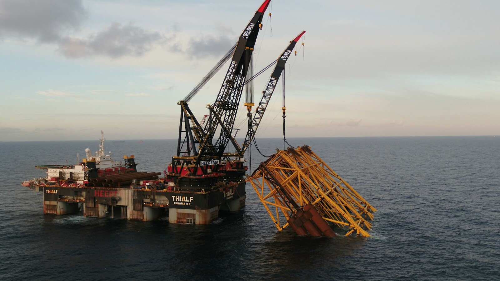 <b>LØFT:</b> Her løfter Thialf stålunderstellet til Johan Sverdrup på plass på Utsirahøyden i Nordsjøen. 