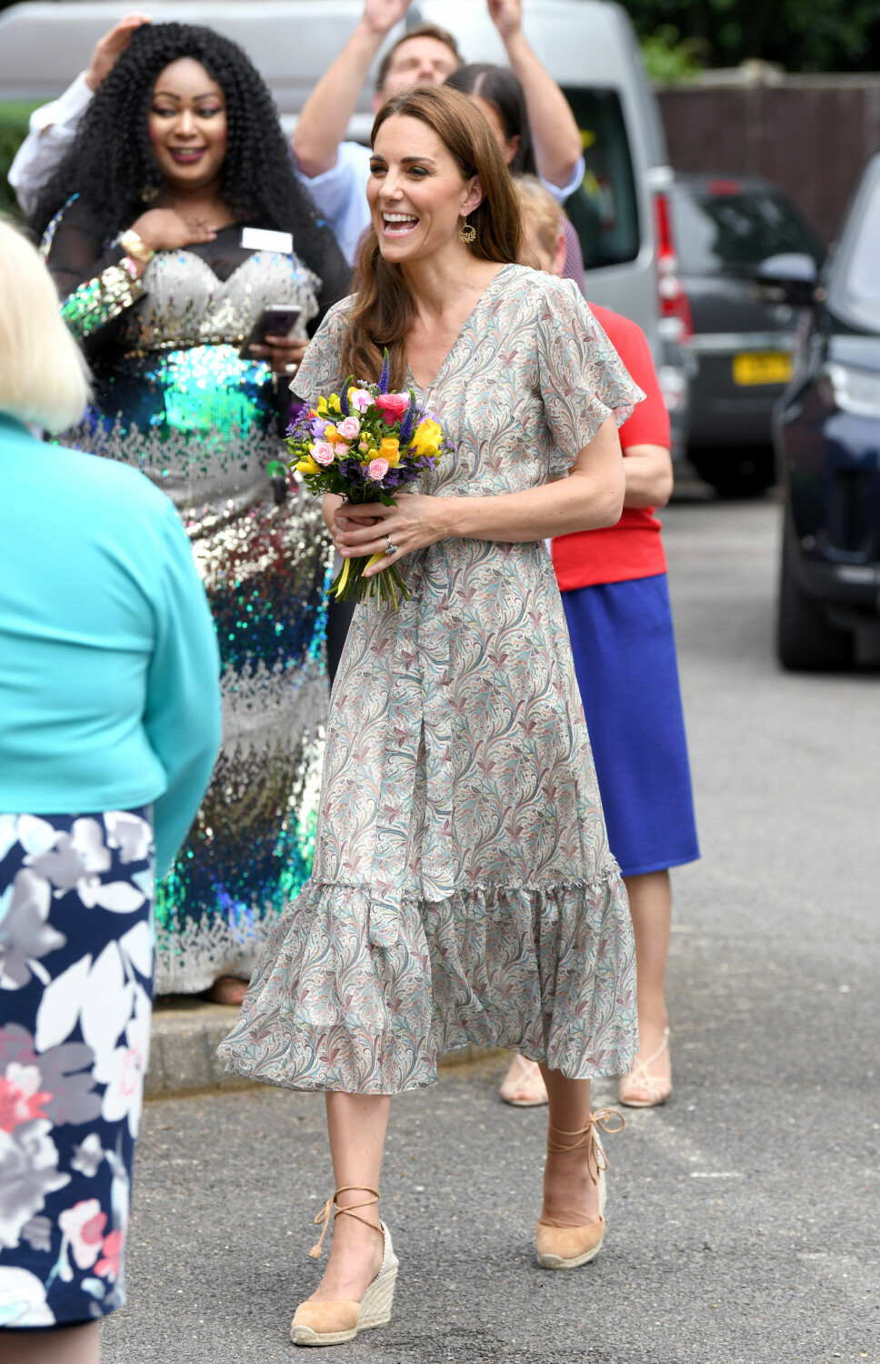 SOMMERLIG ANTREKK: Hertuginne Kate så ut som en drøm i en mønstret sommerkjole fra Ridley London og espadrillos med kilehæl. Dronning Elizabeth er angivelig ikke fan av dette spesifikke skotøyet.
