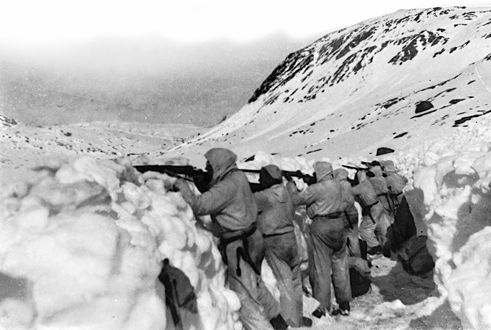 <b>SLO TILBAKE:</b> Norske skyttere i stilling på fronten ved Gratangen under felttoget i 1940. Våren var sen og snøen lå dyp i fjellene. Fienden oppdaget raskt at nordmennene var gode på ski og enda bedre til å skyte.