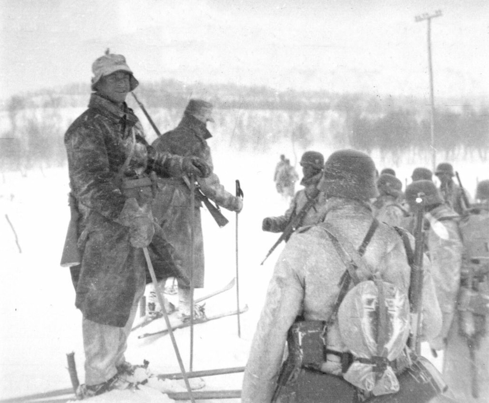 <b>I FORKLEDNING:</b> Tyskere på ski – de to til venstre i norsk uniform. Tyskerne skaffet seg slike da de inntok militærleiren Elvegårds-moen den første krigsmorgenen. Bildet er fra en film funnet på en død tysk soldat.  