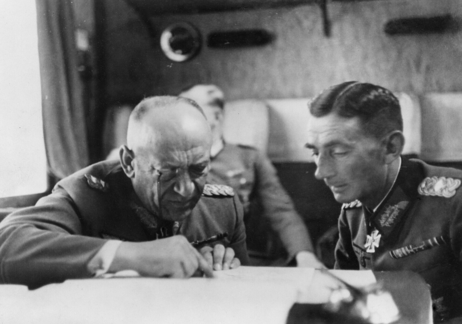<b>NEDERLAG:</b> General Nikolaus von Falkenhorst (til v.) uttalte i avhør etter krigen at nordmennene, til hans store irritasjon, skjøt bedre enn de tyske soldatene. Her sammen med general Eduard Dietl, som ledet bergjegerne i kampene ved Narvik. 