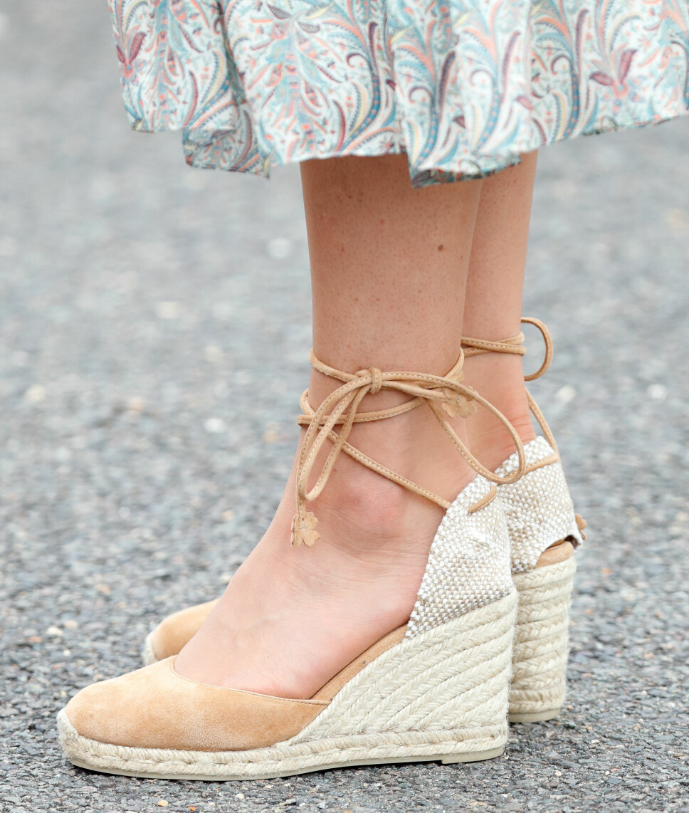 KILEHÆL: Hertuginne Kate har ved flere anledninger de siste månedene dukket opp i disse espadrillosene med kilehæl. Ifølge flere magasiner er skoene fra merket Castaner.
