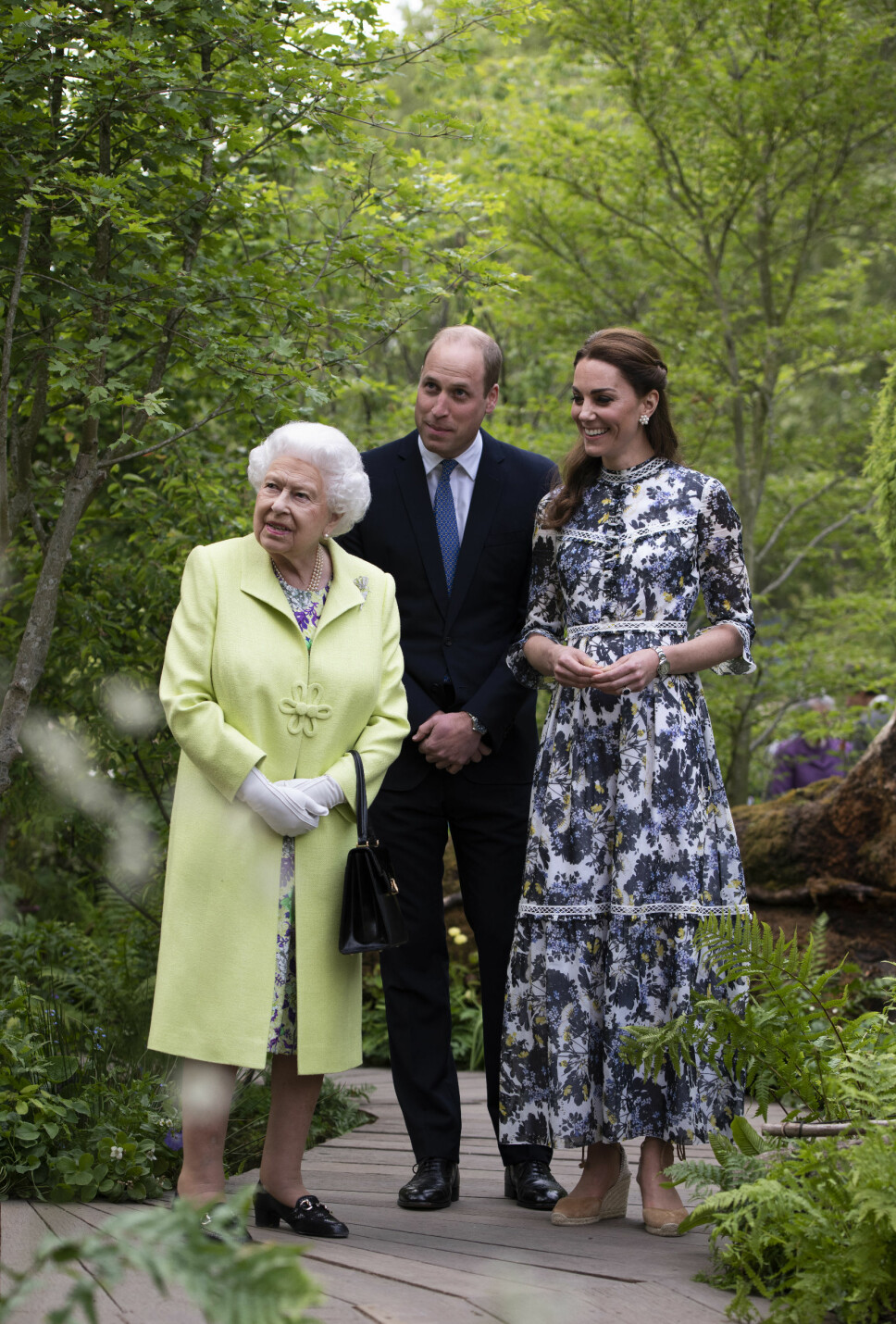 SOMMERLIG: Dronning Elizabeth, prins William og hertuginne Kate under RHS Chelsea Flower Show 2019. Kate er kledd i en blomstrete kjole fra Erdem og espadrillos med kilehæl.