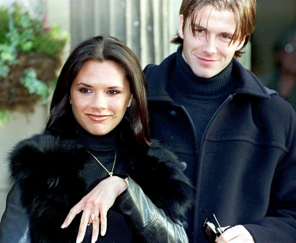 Posh Spice, eller Victoria Adams som hun het den gang, viser stolt frem forlovelsesringen som David Beckham ga henne i 1998. 4. juli 2019 er det 20 år siden de ga hverandre sitt ja.