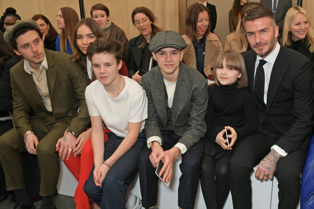 Brooklyn Beckham, Hana Cross, Cruz Beckham, Romeo Beckham, Harper Beckham og David Beckham på Victoria Beckhams moteshow under moteuken i London, i februar 2019.