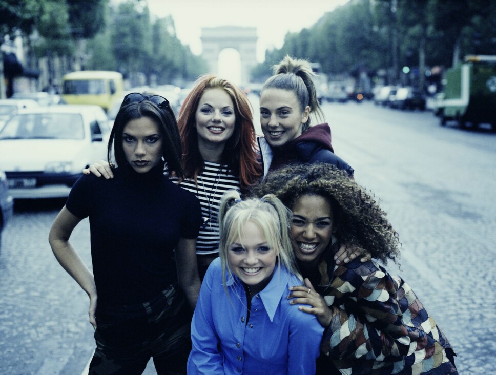 Spice Girls, med Emma Bunton ('Baby Spice'), Victoria Beckham ('Posh Spice'), Geri Halliwell ('Ginger Spice', Melanie Chisholm ('Sporty Spice') og Melanie Brown ('Scary Spice') reiste verden rundt i sin storhetstid. Her er gjengen samlet i Paris i 1996.