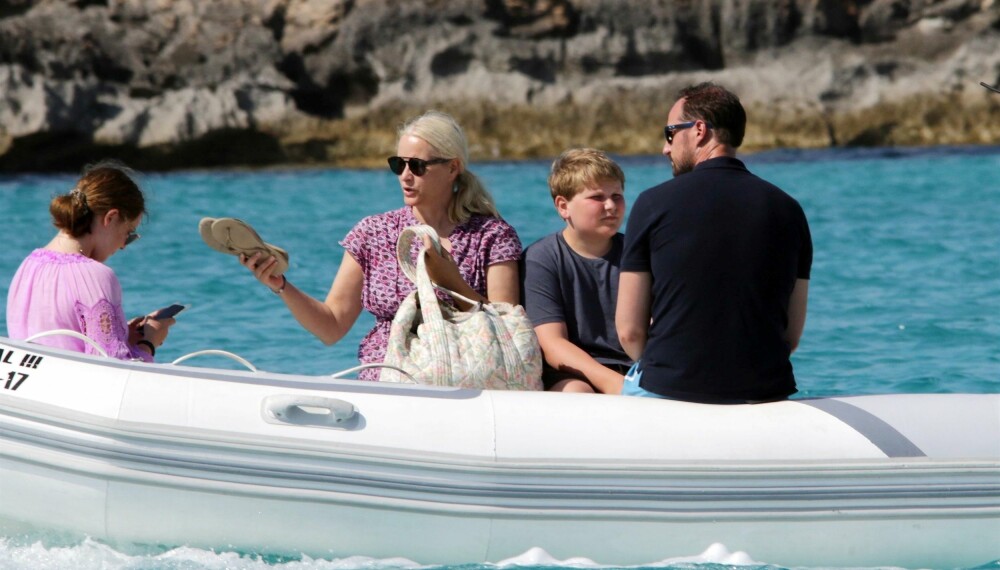 KOSER SEG PÅ BÅTTUR: Prinsesse Ingrid Alexandra (f.v.), kronprinsesse Mette-Marit, prins Sverre Magnus og kronprins Haakon på båttur ved Formentera rett utenfor Ibiza.