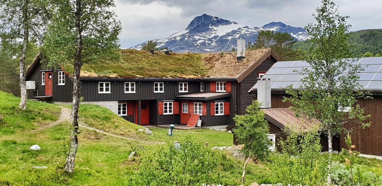 <b>HYTTE:</b> Trollheims-hytta er betjent i sommer-sesongen og er et godt ut­gangs­punkt for tu­ren til Trollhøtta-traversen.