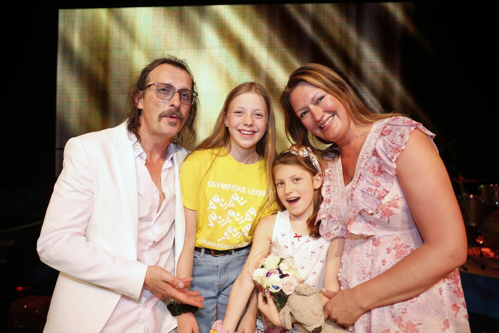 STOLT FAMILIE: Thomas Felbergs kone, Hilde Wahl, og døtrene Sienna og Bianca var til stede for å se «Stjernekamp»- og Tidsbonanza»-profilens opptreden.