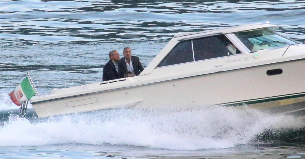 VANNTETT VENNSKAP: Barack Obama og George Clooney nyter den korte båtturen fra Villa Oleandra til stedet hvor de skulle delta på et veldedighetsarrangement.