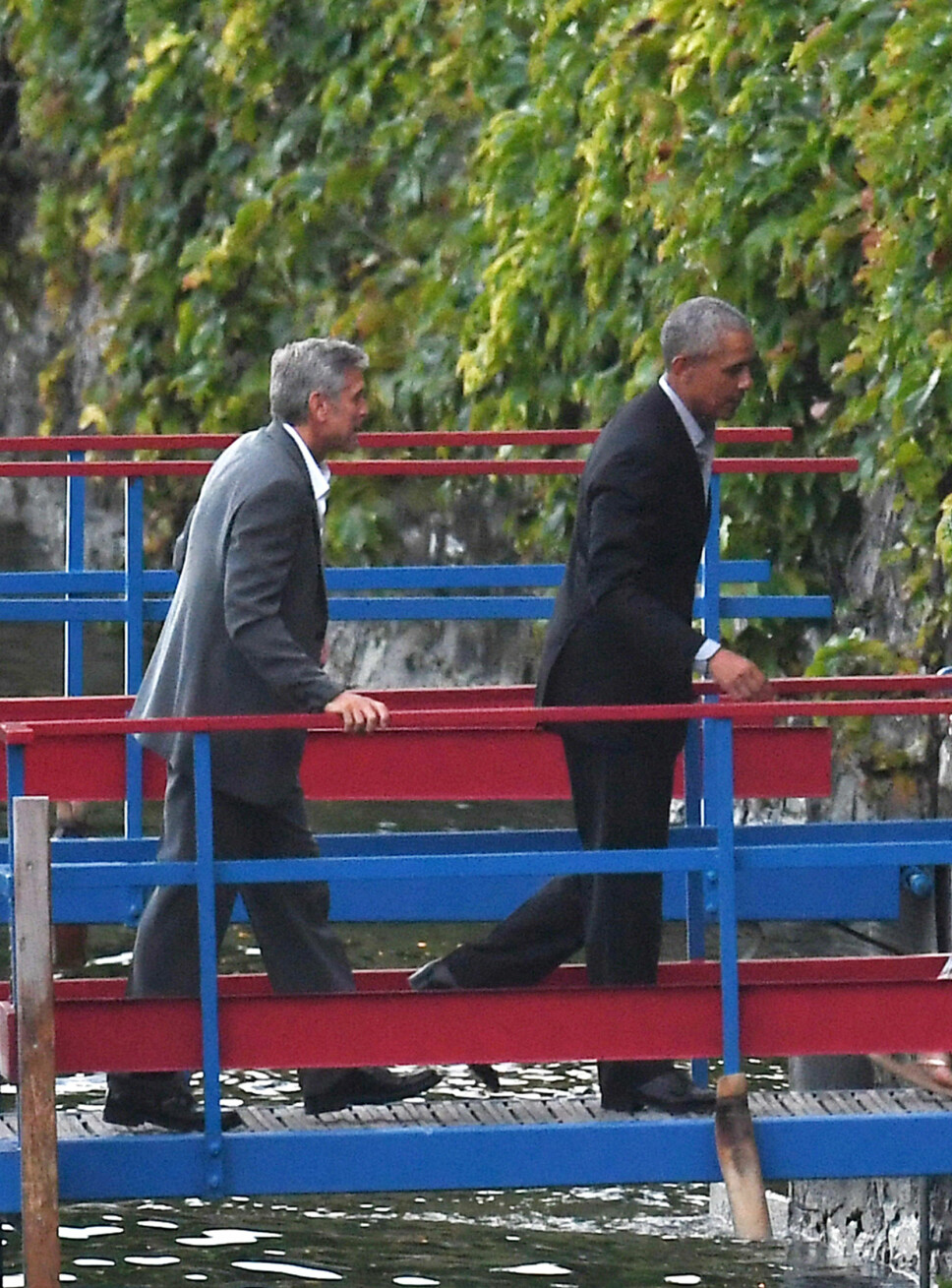 PÅ VEI I LAND: George Clooney og Barack Obama på vei i land ved Lake Como i Italia.