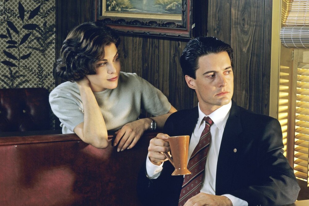 GAMLE GRØSS: Sherilyn Fenn som Audrey Horne og Kyle MacLachlan som special agent Dale Cooper i «Twin Peaks».