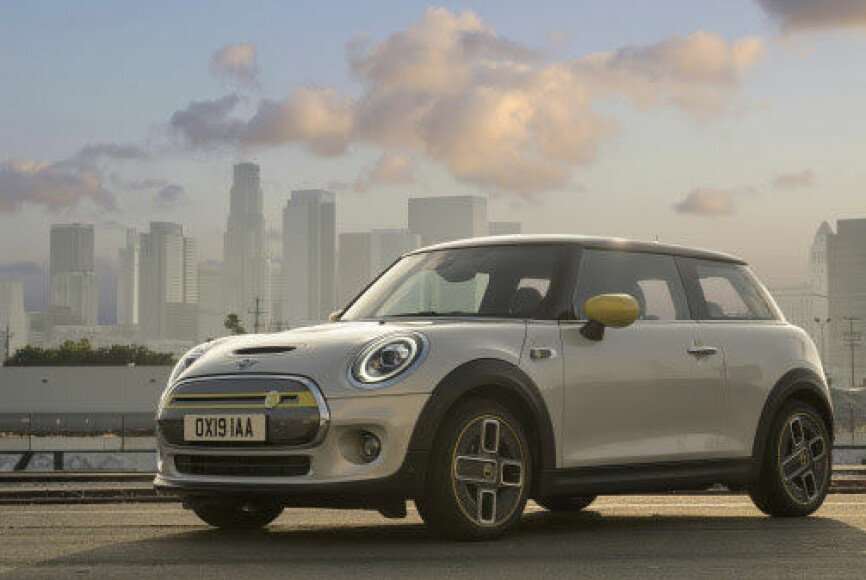 HØYERE BAKKEKLARING: ...men likevel med lavt tyngdepunkt grunnet plasseringen av batteriene.