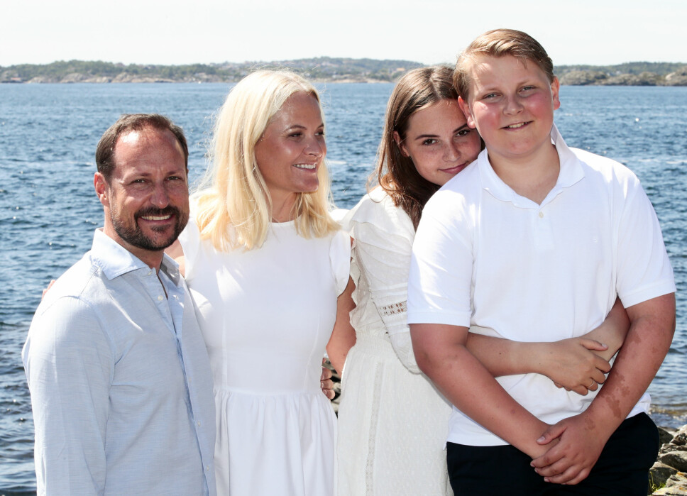 FERIEGLADE: Kronprins Haakon, kronprinsesse Mette-Marit, prinsesse Ingrid Alexandra og prins Sverre Magnus har ferie på landstedet på Dvergsøya utenfor Kristiansand.