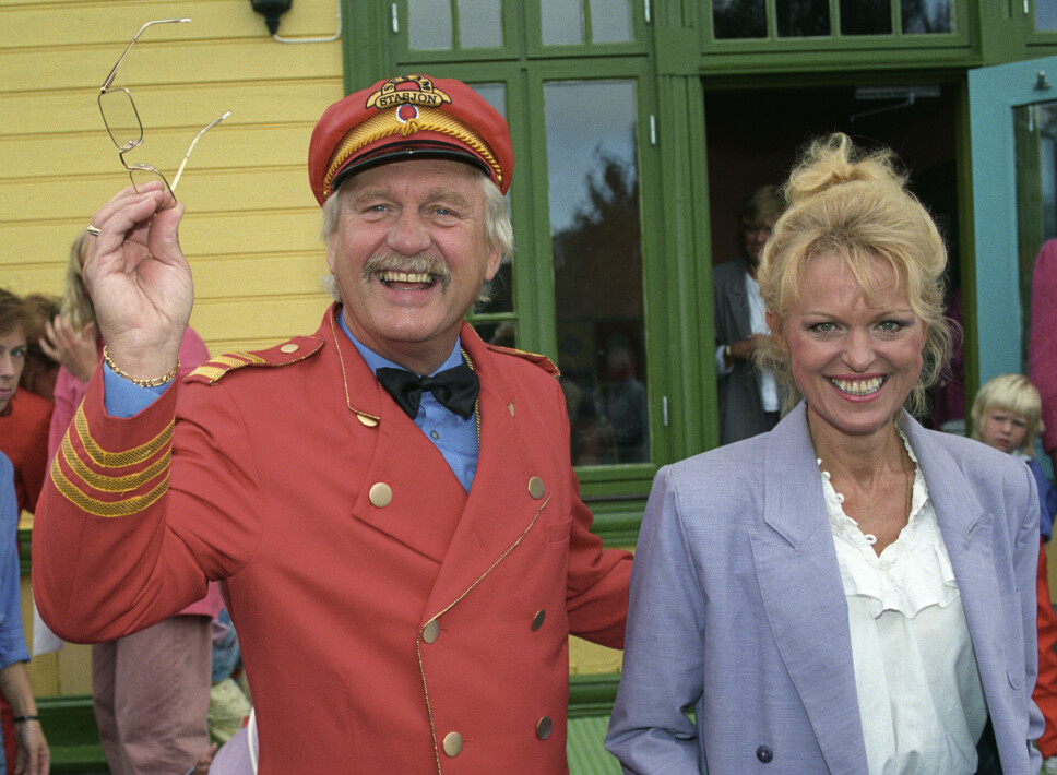 SAVNET DISSE? Sverre Holm i rollen som O. Tidemann og Sidsel Ryen i rollen som Leonora. «Sesam Stasjon» er et av mange nostalgiske program du fortsatt kan streame i dag.