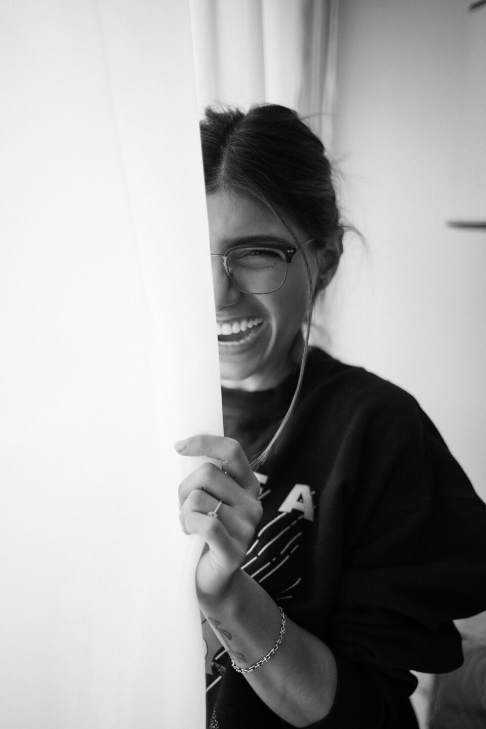 MERKER FORTIDEN: Mia Khalifa forteller at hun stadig vekk blir påminnet om fortiden sin i pornobransjen, og at hun kjenner på at alle kan finne kroppen hennes uten klær på internett.