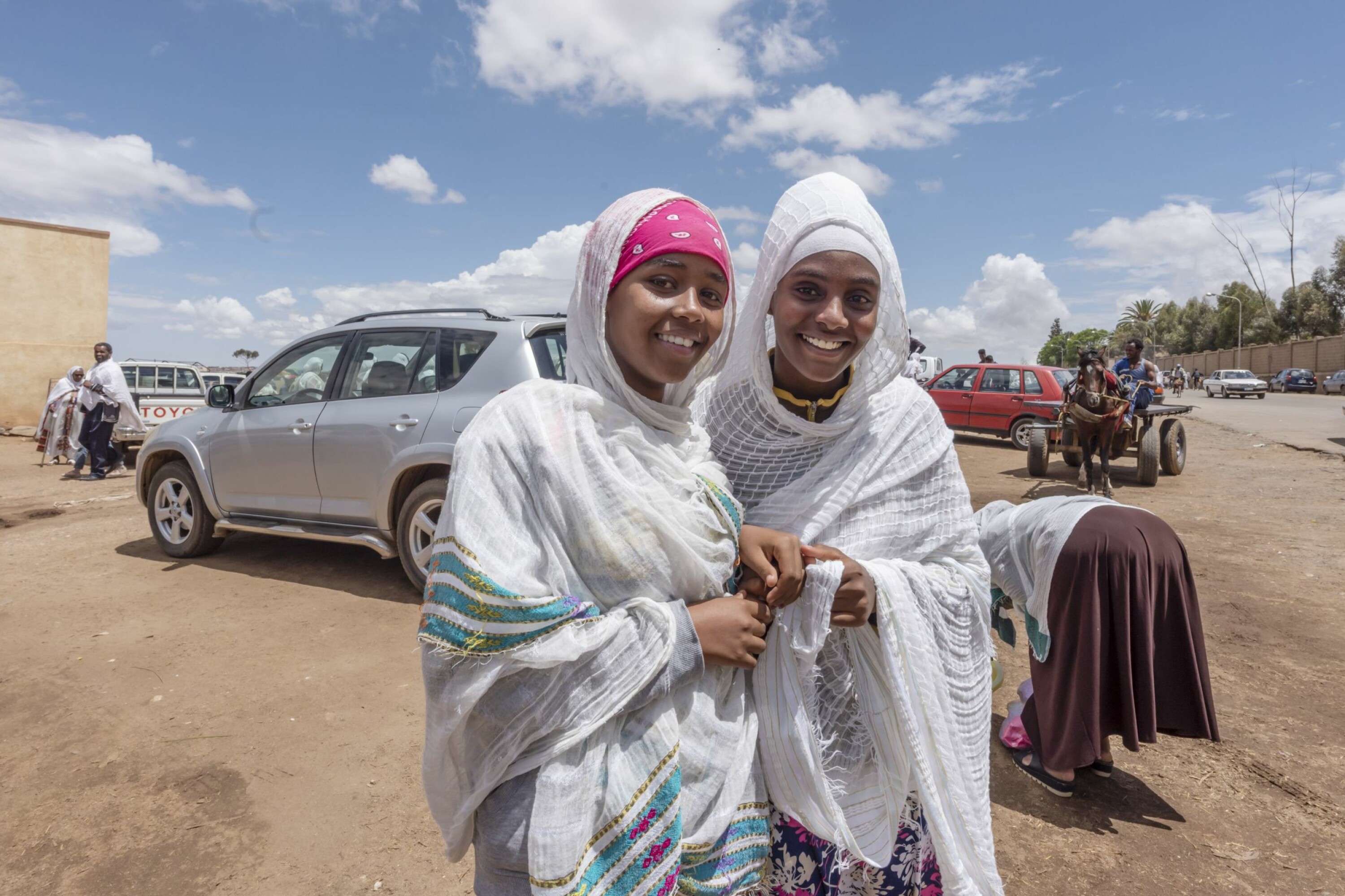 NASJONALDAG: Sarah (til venstre) og Rekem (til høyre) på ortodoks feiring av nasjonaldagen.