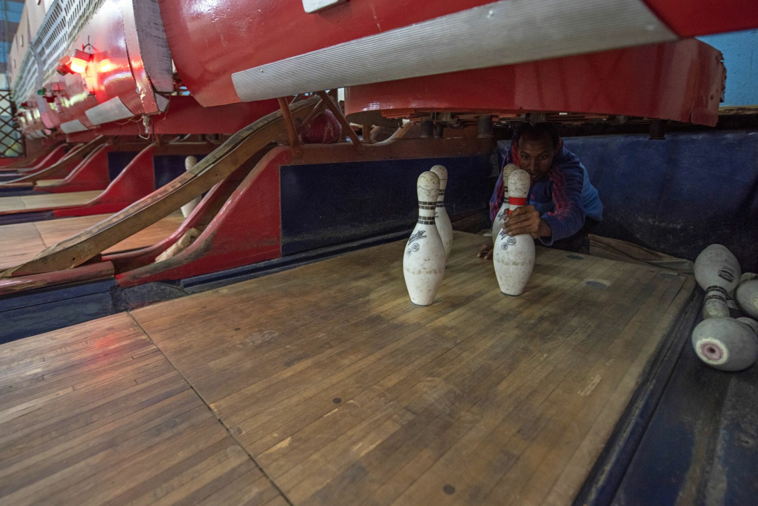 JOBBEN SIN: Ikke verdens hyggeligste jobb, kjegleoperatør på manuell bowlingbane.