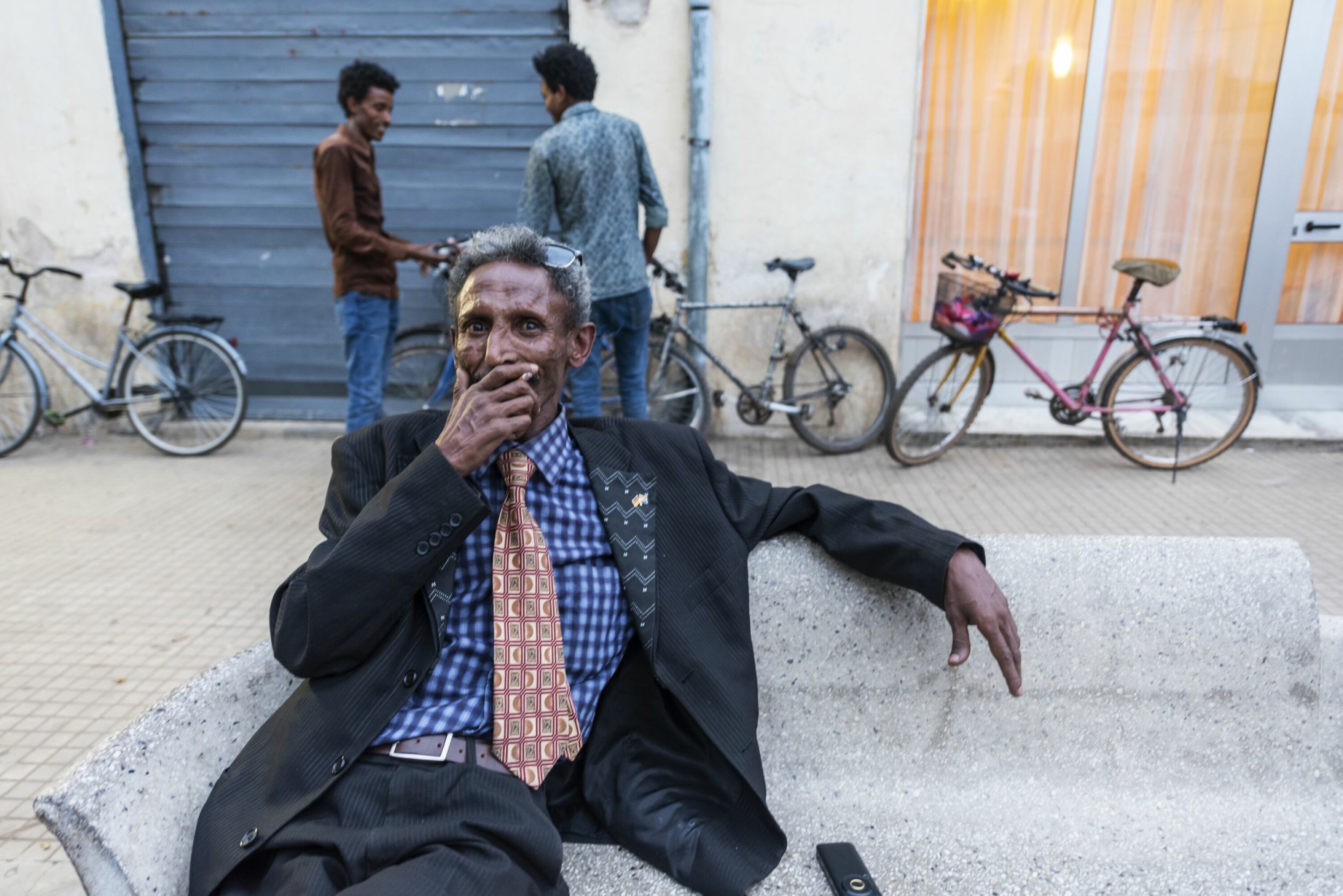 KULER’N: – Jeg er bare ute og tar noen øl. Abraham roer ned med en røyk.