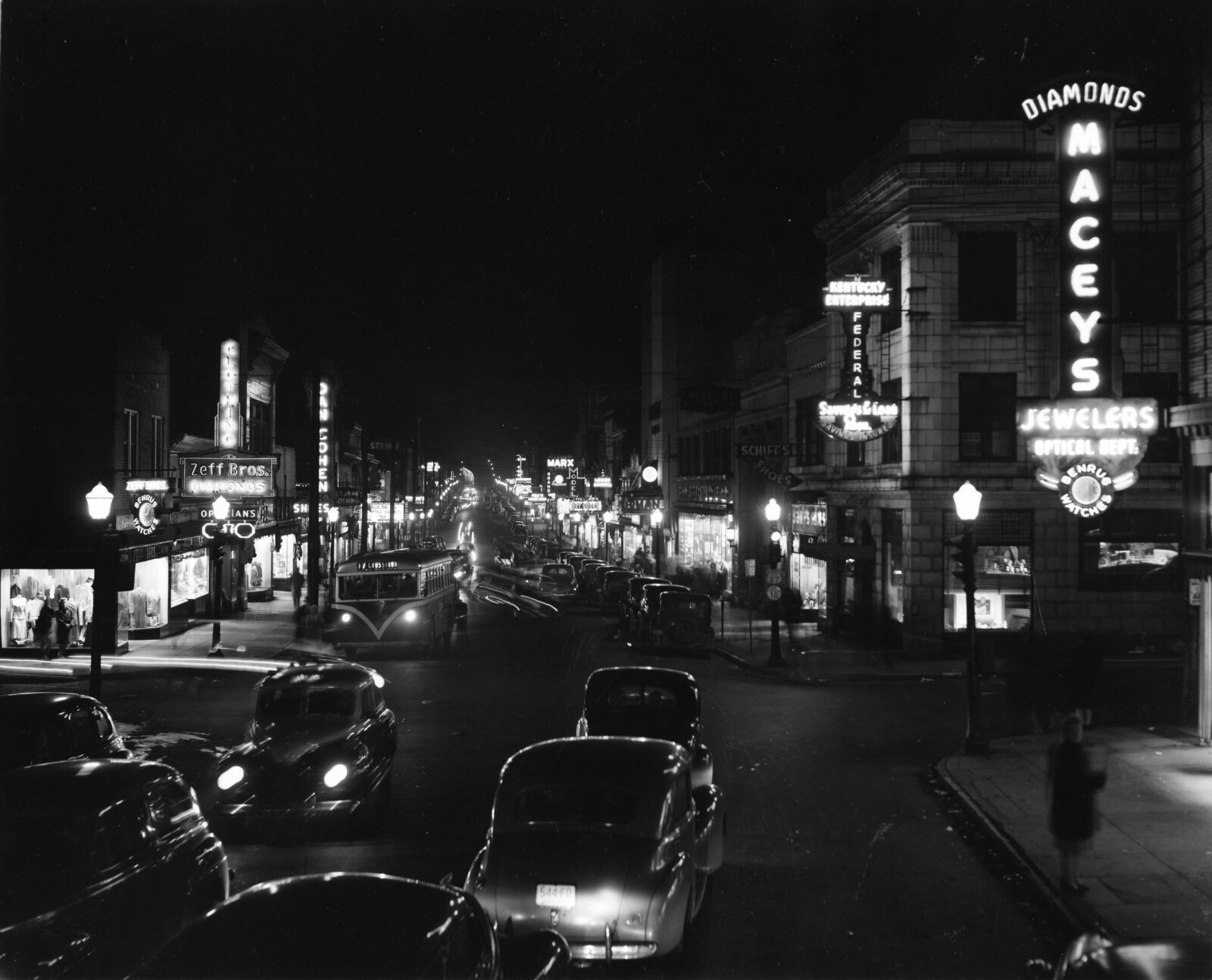 <b>SIN CITY:</b> Kveldsmørket har senket seg over Monmouth Street i Newport i 1946. Tidene for illegal virksomhet er god. Men det skal ikke vare. 