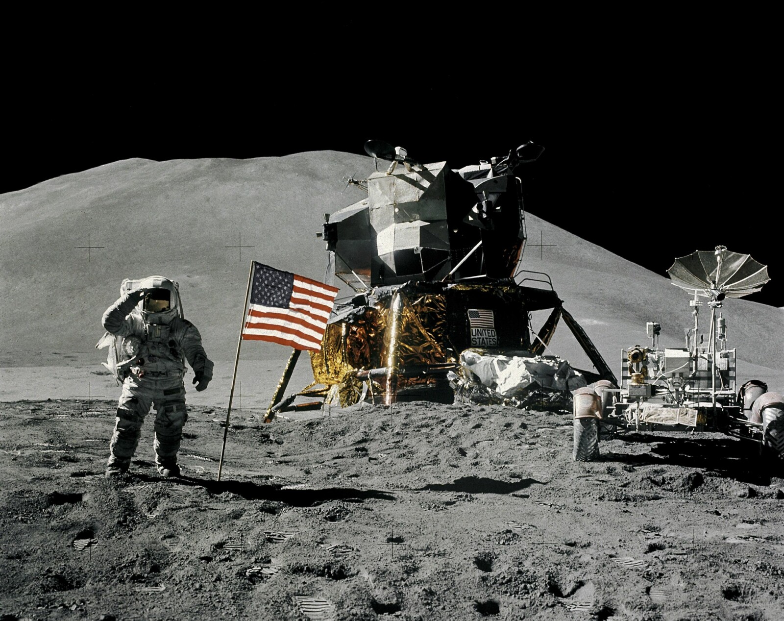 <b>APOLLO 15:</b> Astronaut Charles Duke med alt som trengs for en bra måneferd: Landingsfartøy, flagg og elbil.