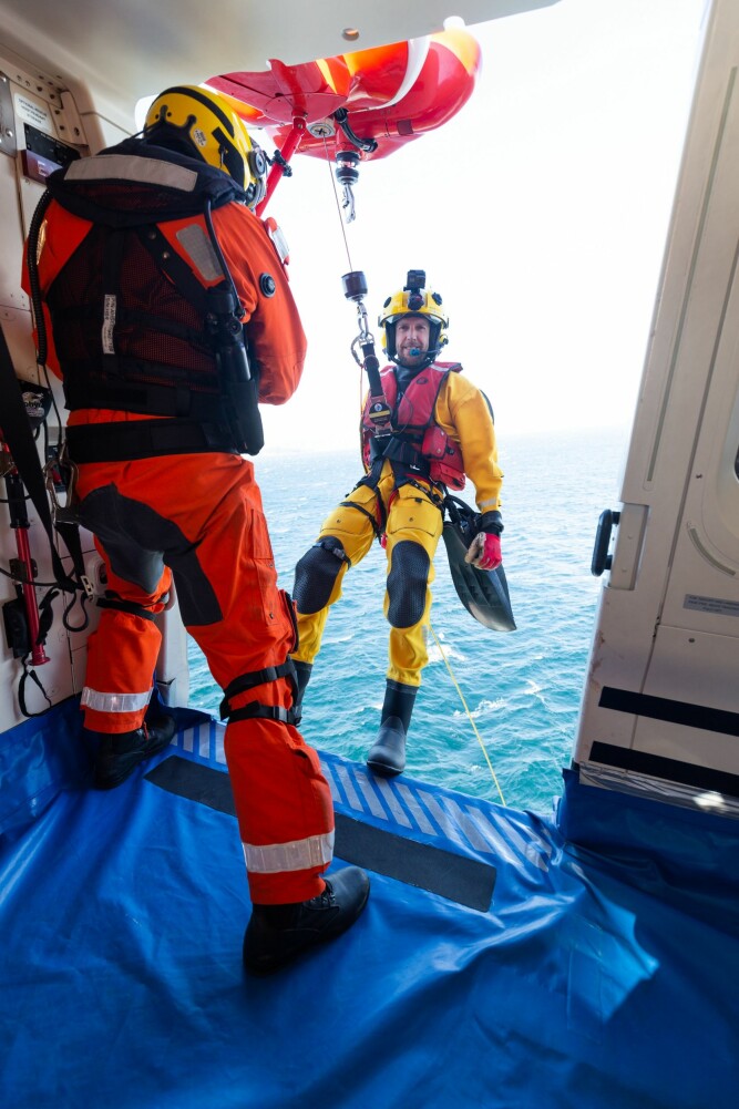 <b>ØVELSE:</b> Heisoperatør Roy Harbakk og redningsmann Niclas Eliasson gjør klar til å gå ned til «havaristen». Niclas var med på å berge 66 personer fra Viking Sky i mars.