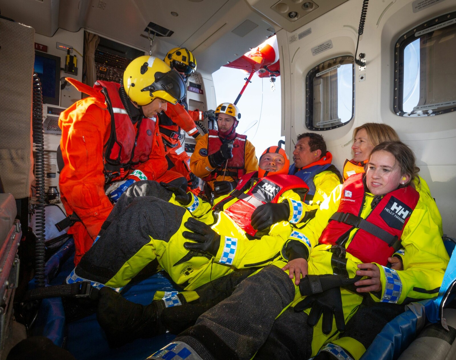<b>ØVELSE:</b> Alle fire personene er hentet opp fra sjøen, rednings-mann Niclas Eliasson er kommet om bord, og «medic» Jon Erik Klokk ser til at de har det bra.