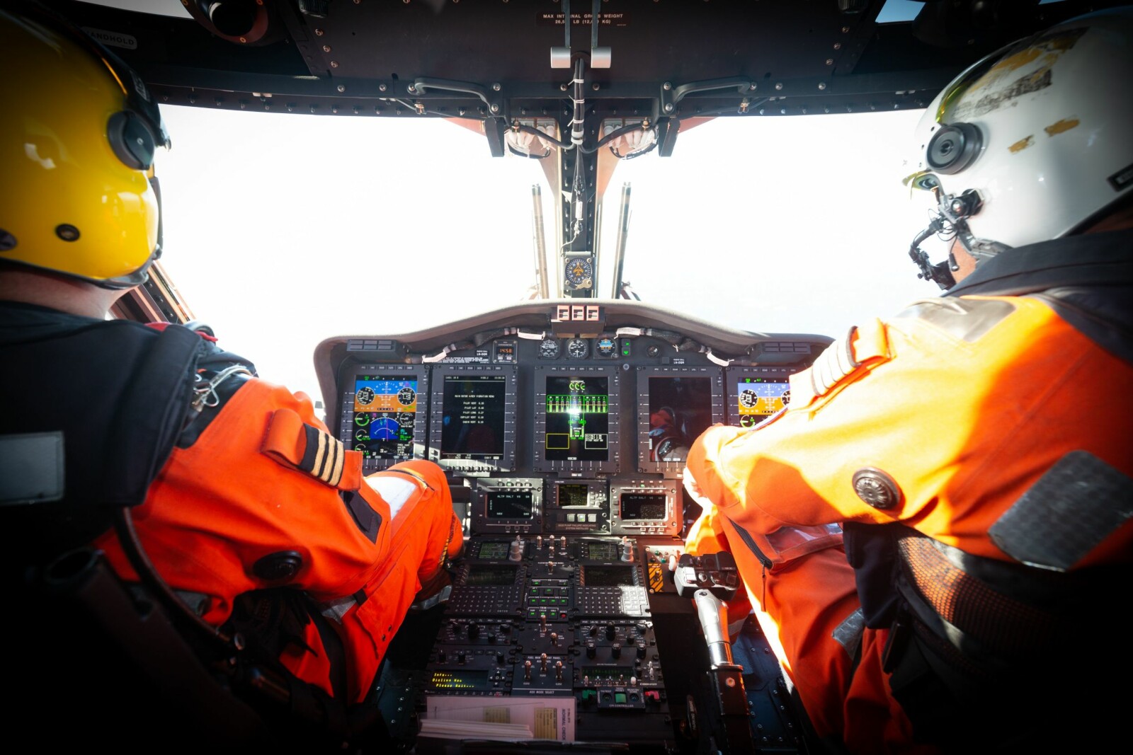 <b>COCKPIT:</b> Sjur Heskje og Harald Nordby styrer SAR-helikopteret Sikorsky S-92 på øvelse.