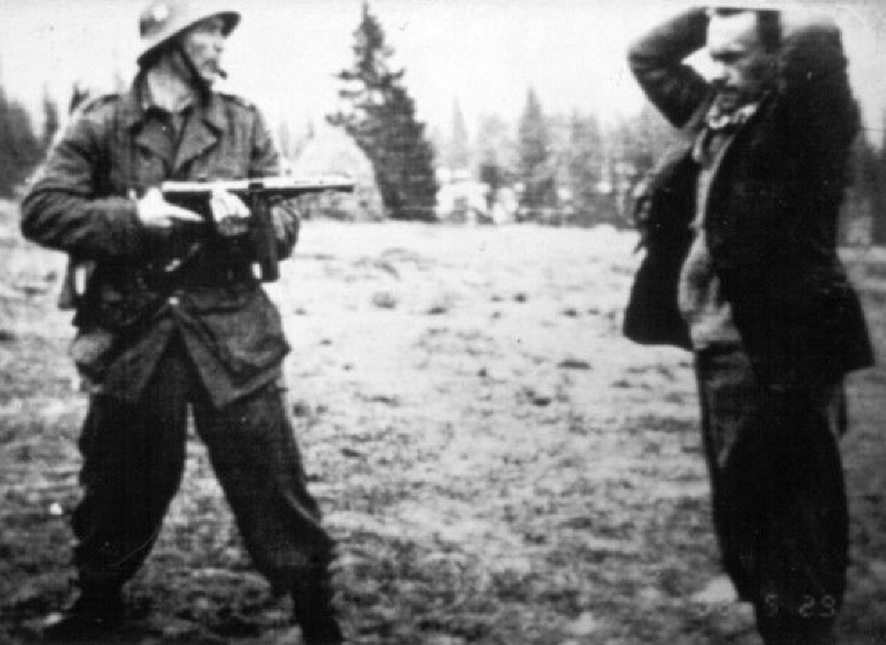 PÅGREPET: Henry Oliver Rinnan (t.h.) kom etter massiv beskytning ut fra sitt skjulested på Flysetra i Verdalsfjellet. Aksjonen ble ledet av korporal Magne Solheim (t.v.).