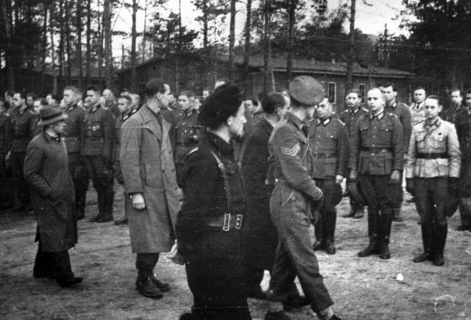 <b>FANGE:</b> Henry Rinnan (han lave til venstre) blant arresterte Gestapo-folk, våren 1945.