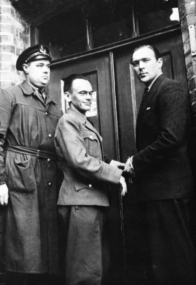 <b>NØT OPPMERKSOMHETEN:</b> Henry Rinnan fremsto ikke som en trussel når han sto uten bande, tysk støtte og våpen – her under rettssaken i 1946.