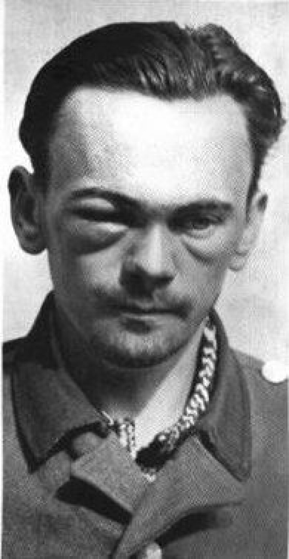 BANKET OPP: Etter at politisoldatene til Magne Solheim hadde overlevert Henry Rinnan til varetektsfengsling i Trondheim, ble den forhatte torturisten og angiveren banket opp flere ganger.