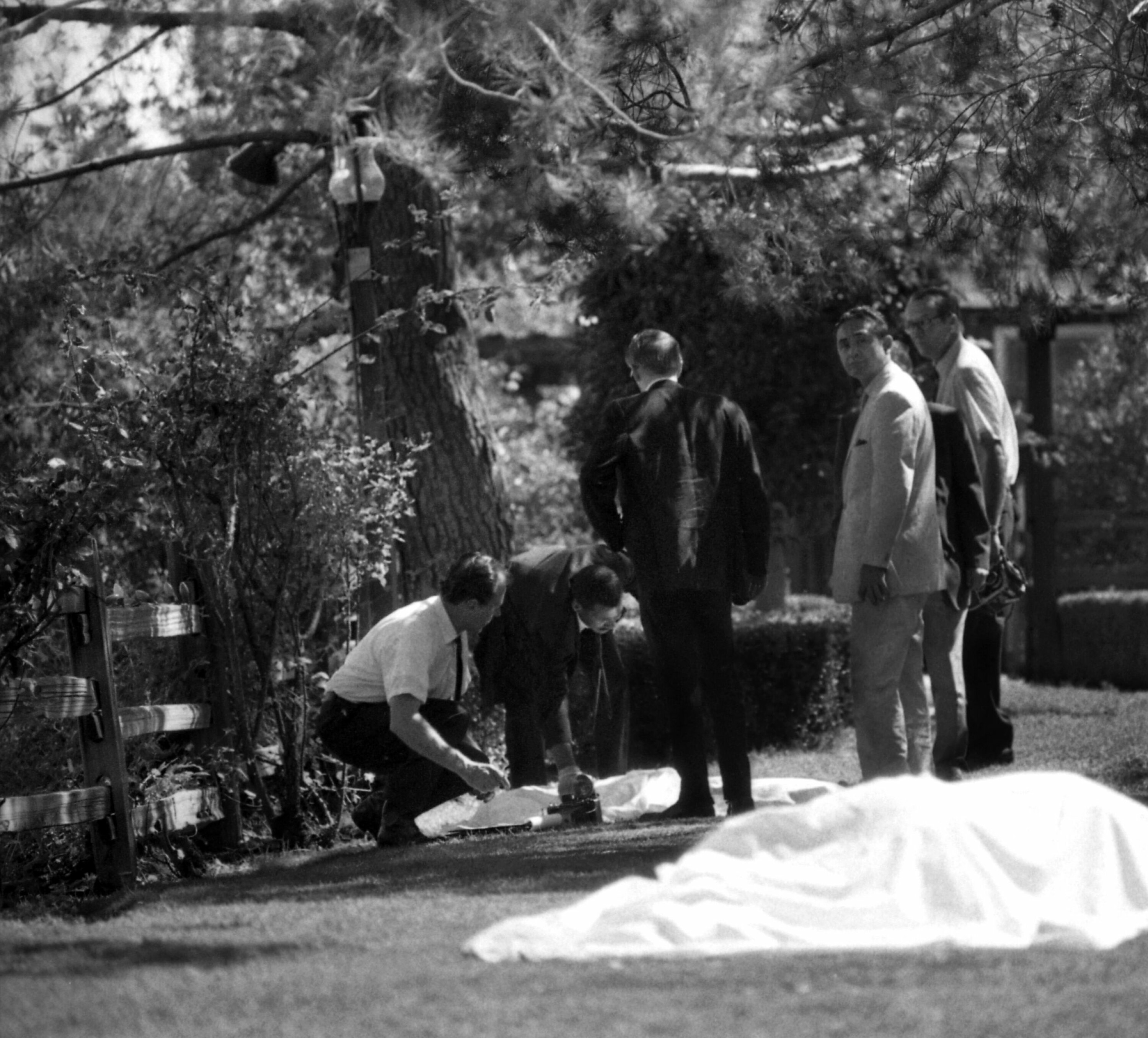 MANSONS OFRE: Etterforskere ved likene av Abigail Folger og Wojtek Frykowski, som ble slått ned og stukket i hjel utenfor huset da de prøvde å rømme. Sharon Tate og hennes frisør Jay Sebring ble drept på soverommet, og tenåringen Steve Parent i en parkert bil.