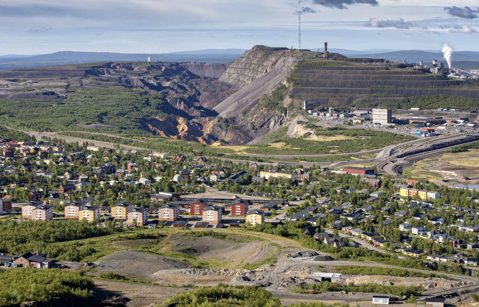 <b>SNART BORTE:</b> Dagens Kiruna med jernmalmgruven i bakgrunnen. Om få år vil mye av dette være borte. I 2022 skal byens nye sentrum stå klart omtrent tre kilometer lenger nord.