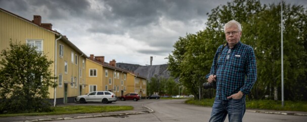 <b>– HER ER GRENSEN:</b> Kjell Törmä, sjefredaktør i Kiruna Tidningen og innbygger i Kiruna, viser meg hvor grensen for hva som skal fjernes og hva som skal stå når den nye byen er etablert. – Hus og bygninger bak meg skal rives eller flyttes, forteller han.