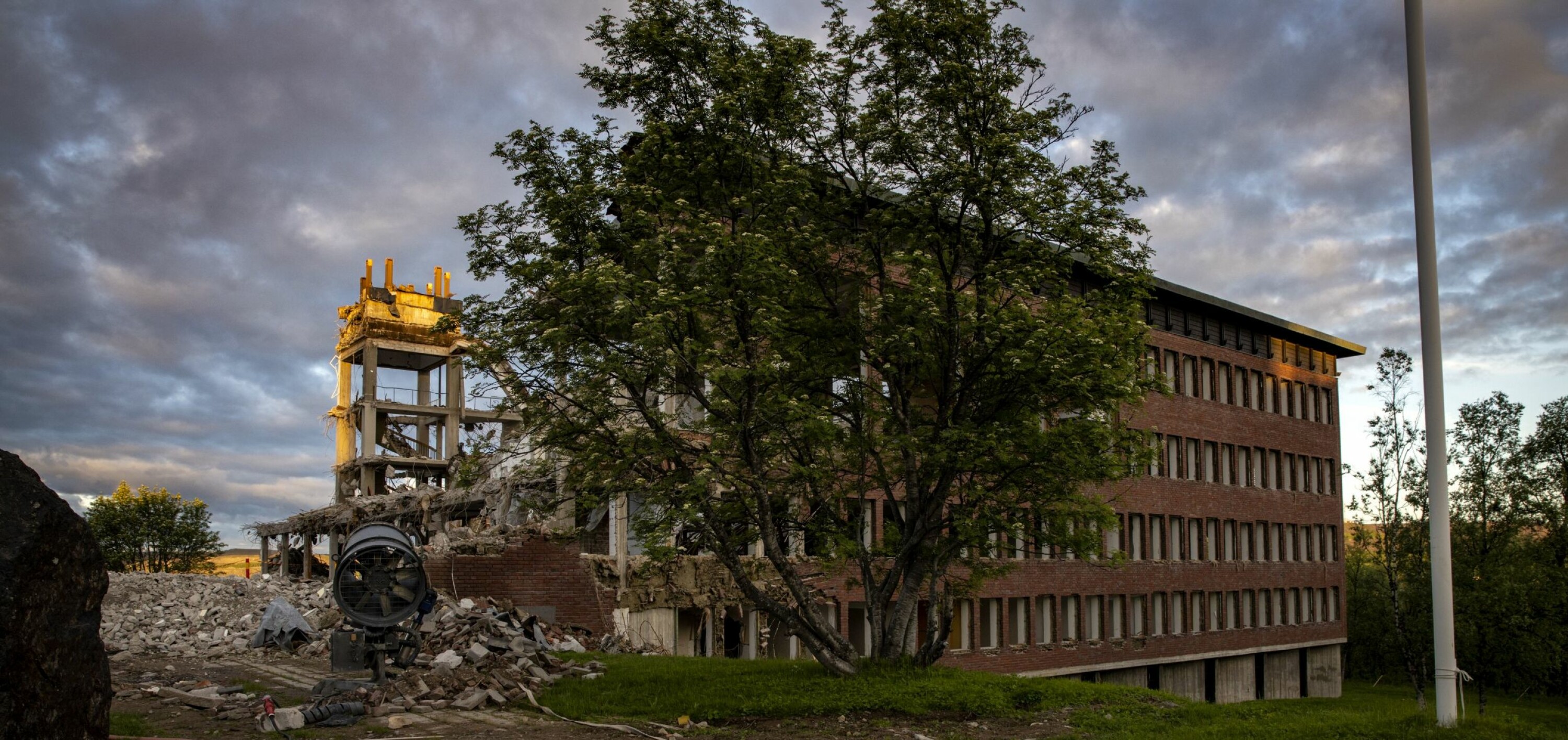 VAKKER OG VERNET: Det gamle rådhuset på vei ned. Kåret til Sveriges vakreste offisielle bygning i 1964 og erklært verneverdig i 2001. Nå er det opphevet og bygningen er på vei mot marka for evig og alltid.