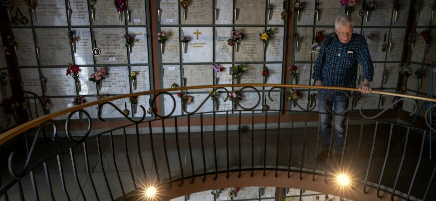 GRAVER PÅ FLYTTEFOT: Å flytte 3000 graver er ingen lett oppgave. Men det må til når deler av Kiruna skal flyttes. Her står Kjell i kirkens kolumbarium, et rom hvor urner med avdødes aske oppbevares. Urnene vil etter hvert få et nytt hjem, for snart skal bygget jevnes med jorden.