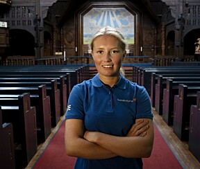 <b>ALLE SPØR:</b> – Daglig kommer turister fra mange nasjoner inn i kirken med nysgjerrige blikk, nær samtlige spør kun om by-flyttingen, forteller Mathilda Edmundson. Hun har sommerjobb som guide i den 107 år gamle kirken i Kiruna.