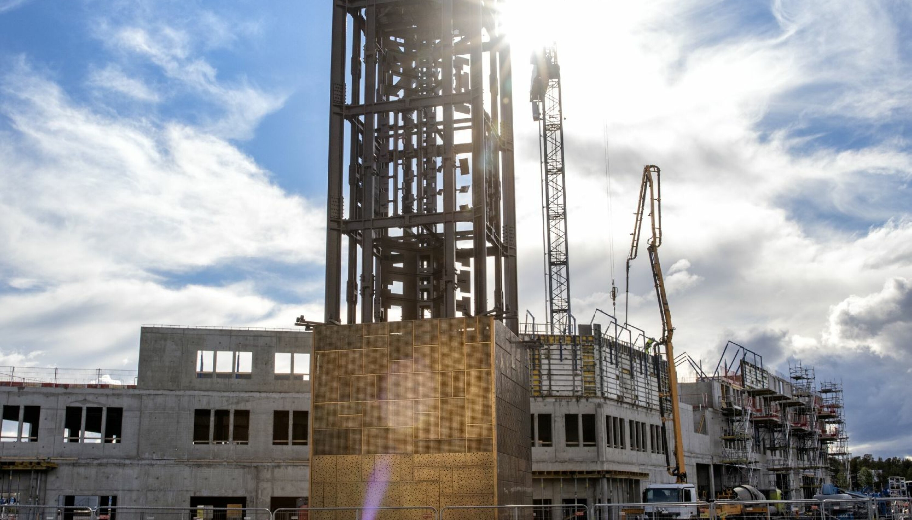 NY BY: Klokketårnet, som tidligere sto i Kirunas gamle sentrum, er blitt flyttet og satt opp i hva som etter hvert vil bli sentrum i den nye byen.